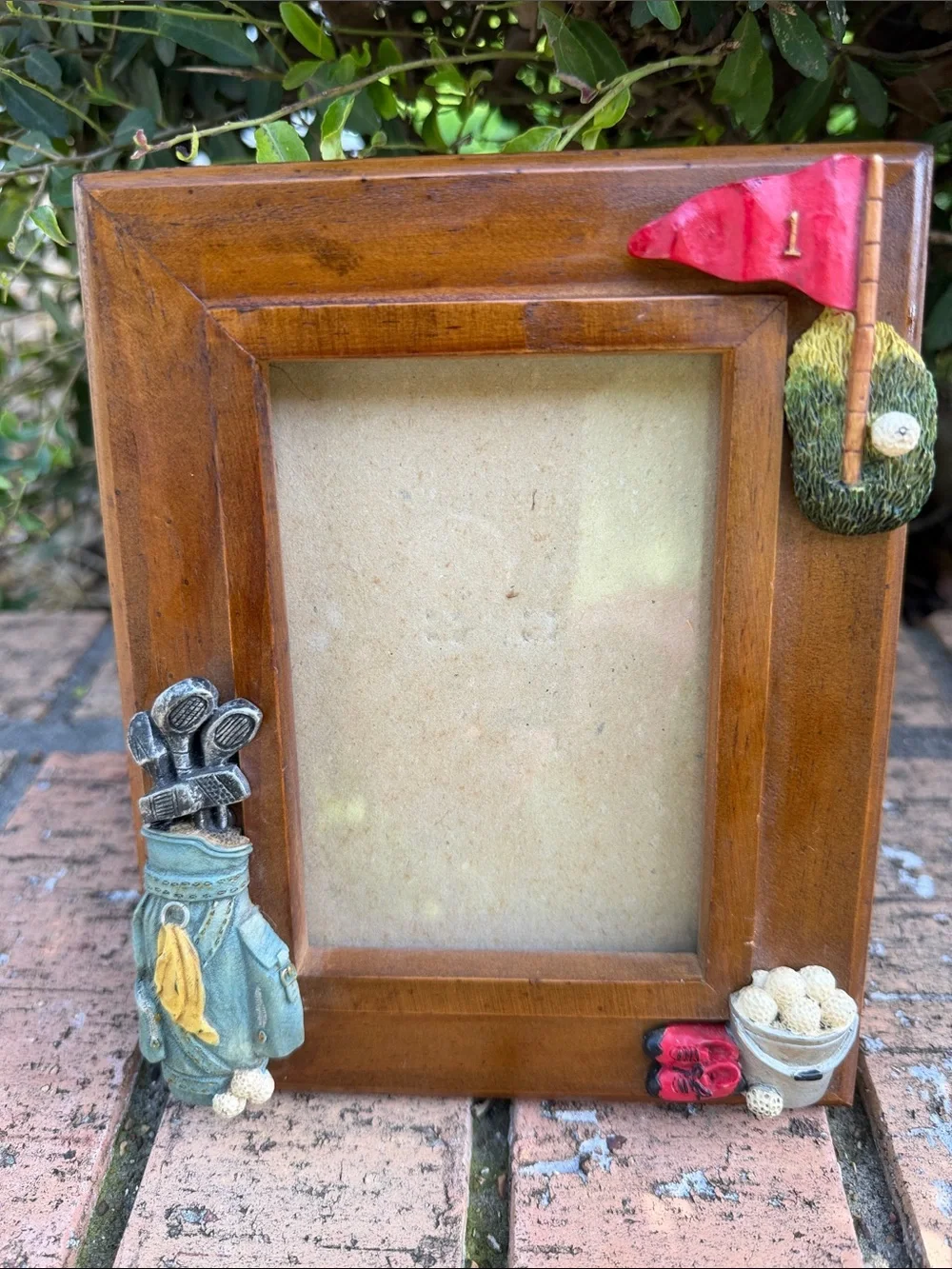 Vintage Golf-Themed Wooden Photo Frame in Brown with Red Flag Accent 3.5x5